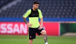 Video: Messi sút bay camera từ khoảng cách không tưởng