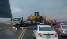 Container bất chấp nguy hiểm, quay đầu trên cầu Thăng Long