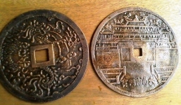 Đào đất làm vườn, phát hiện 2 đồng tiền cổ thời nhà Nguyễn