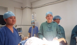 Phẫu thuật thành công cứu cụ bà tự cắt tử cung bằng dao