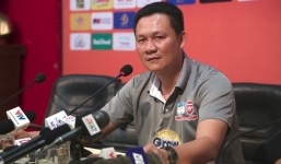 Video: HLV Nguyễn Quốc Tuấn 'đá xoáy' HLV U21 Việt Nam trong buổi họp báo