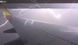 Sét đánh ngay gần cửa sổ máy bay đang bay