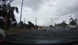 Video: Tài xế ô tô 'né' tia sét thoát chết trong gang tấc