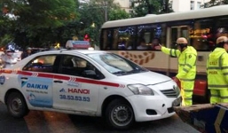 Bị CSGT bắt lỗi, tài xế taxi bỏ lại xe chạy trốn