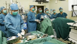 Xúc động mẹ tặng tử cung cho con gái vô sinh