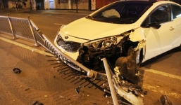 Nữ tài xế chở chồng và con trai húc văng 5m dải phân cách