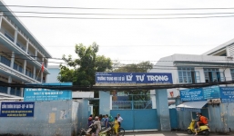 Nam sinh lớp 9 nhảy lầu tự tử ngay tại trường