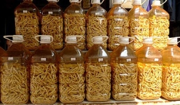 Quý bà săn lùng sâu chít 1 triệu/kg chiều chồng