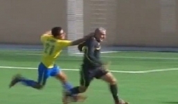 Video: Những màn rượt đuổi trọng tài kinh hoàng trên sân cỏ