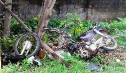 Xe máy bị đâm gẫy đôi, người điều khiển may mắn thoát chết