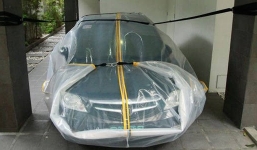 Cứu ôtô khỏi bị ngập nước bằng túi ni-lông