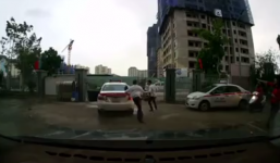 Giành khách, 2 tài xế taxi Hà Nội Group lao vào đánh nhau