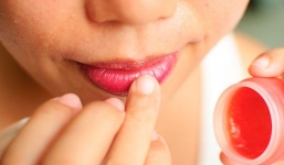 Mẹo làm son môi 'siêu rẻ' từ nước ép và dầu dừa