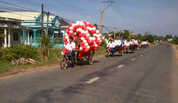Rước dâu bằng xe máy kéo ở Trà Vinh gây sốt cộng đồng mạng