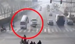 Kỳ lạ chiếc ôtô đang đi thì bị nhấc bổng