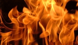 Dùng xăng giải quyết mâu thuẫn nợ nần, 3 người bị bỏng