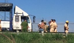 CSGT bị tài xế đạp ngã từ trên xe tải xuống đường