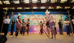 Lưu học sinh Việt hóa trang vì môi trường