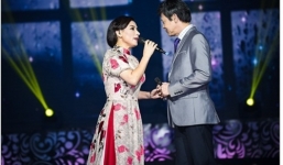 Phi Nhung tình tứ với 'tình cũ' trên sân khấu