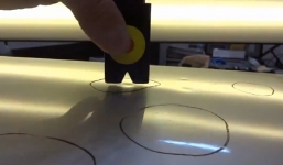 Sửa vết lõm trên xe ôtô siêu nhanh bằng điện từ