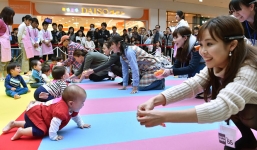 Thú vị với cuộc thi bò của hơn 600 em bé