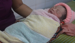 Quảng Nam: Bé sơ sinh còn nguyên dây rốn bị bỏ rơi trước cổng nhà
