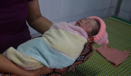 Bé sơ sinh chưa cắt dây rốn bị bỏ rơi trước cổng nhà