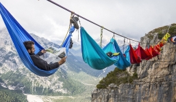 Mắc võng nằm ngủ cheo leo ở giữa hai vách núi