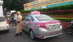 Tài xế taxi giật đứt khuy áo CSGT vì bị bắt đi ngược chiều