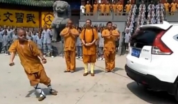 Tròn mắt xem võ tăng Thiếu Lâm dùng một tai kéo xe SUV