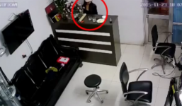Video: Nữ quái trộm ví, điện thoại nhanh như chớp ở cửa hàng cắt tóc
