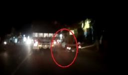 Video: Nam thanh niên phóng xe máy bạt mạng gây tai nạn