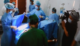 Bác sĩ đi trực thăng ra Trường Sa mổ cứu sản phụ trên đảo