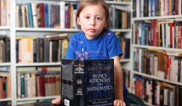 Bé gái 5 tuổi có khả năng ngoại cảm và nói 7 ngôn ngữ