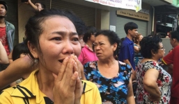 Người dân xóm nghèo thẫn thờ nhìn tiền bạc chìm trong biển lửa