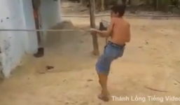 Cậu bé dắt 'khủng long' đi dạo và cái kết bất ngờ