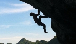 Leo núi bằng tay không như Người Nhện ở Hải Phòng