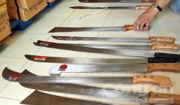 Lô hàng hơn 2.000 cây mã tấu trong cửa hàng nông cụ