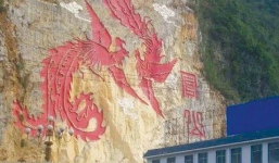 Quan tham chi 176 tỷ đồng vẽ tranh 'khủng' trên núi đá