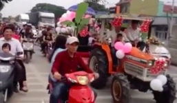 Video: Màn rước dâu bằng máy cày độc đáo ở Nghệ An