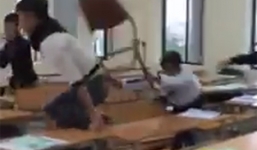 Hà Nội: 5 nam sinh đánh bạn ngay trên giảng đường đại học