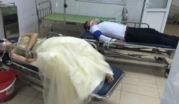 Sức khỏe đôi nam nữ mặc áo cưới tự tự trong khách sạn