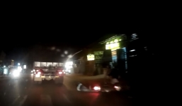 Chạy ẩu, thanh niên thoát chết hi hữu khi kẹp giữa xe tải và mô tô