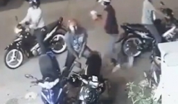 Băng trộm dùng kìm cộng lực bẻ khóa xe máy trước mắt camera
