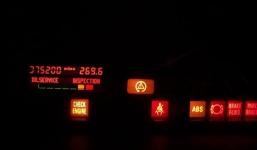 Đèn cảnh báo trên xe hơi sáng, cần làm gì?