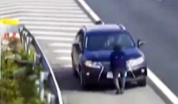 Lấy thân mình che biển số khi lùi xe ngược đường