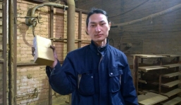 Người đàn ông hút bụi trong 100 ngày để tạo ra một viên gạch