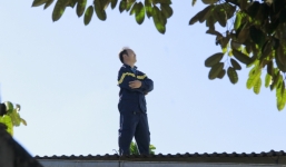 Giải cứu nam thanh niên leo nóc nhà đòi tự tử