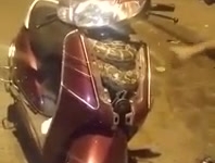 Trăn 'khủng' 2m nằm cuộn tròn trong đầu xe máy