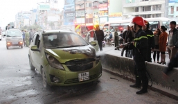 Xế hộp Chevrolet bất ngờ bốc cháy dữ dội ở cầu vượt Ngã Tư Sở